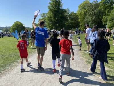 Barn och person från Göteborgs Stadsmission går i grupp på Göteborgsvarvet 2024